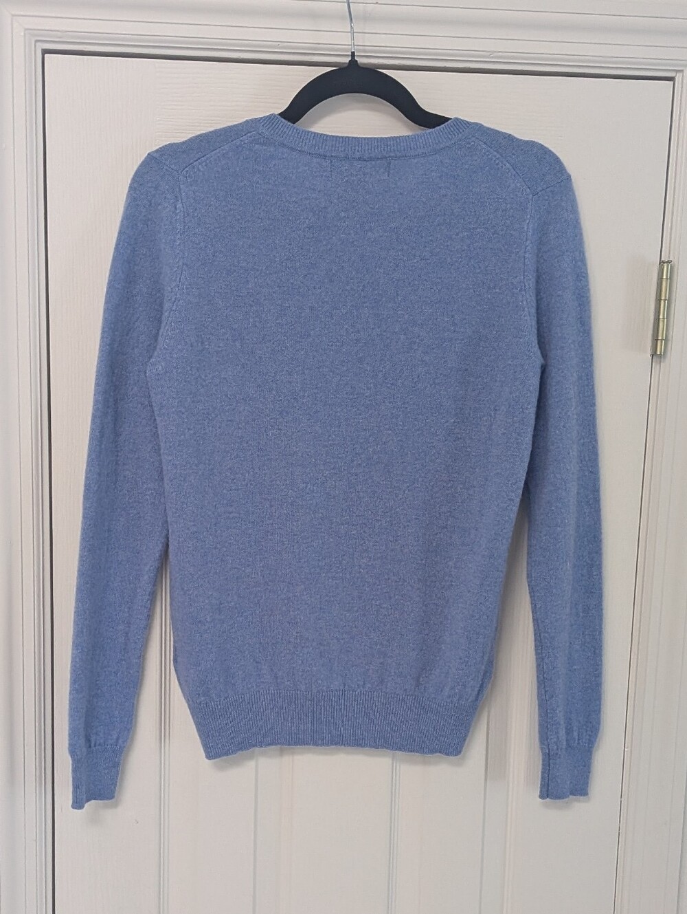 Tahari V-Neck Cashmere Sweater in Light Blue Periwinkle Size Medium - Picture 3 of 7